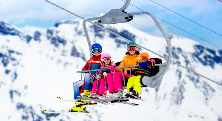 Schweiz Alpen Skifahren Lift Familie Foto iStock FamVeld.jpg